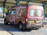 847121 Afbeelding van een beschilderd bestelbusje met de tekst 'ART' op het Berlijnplein in de wijk Leidsche Rijn te Utrecht.